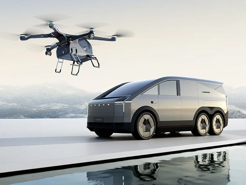 小鹏汇天飞行汽车量产工厂首台“陆地航母”飞行器正式下线