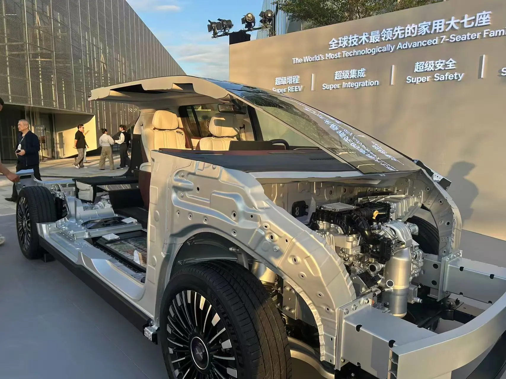 小鹏X9超级增程正式官宣,主打全球市场与大七座长续航