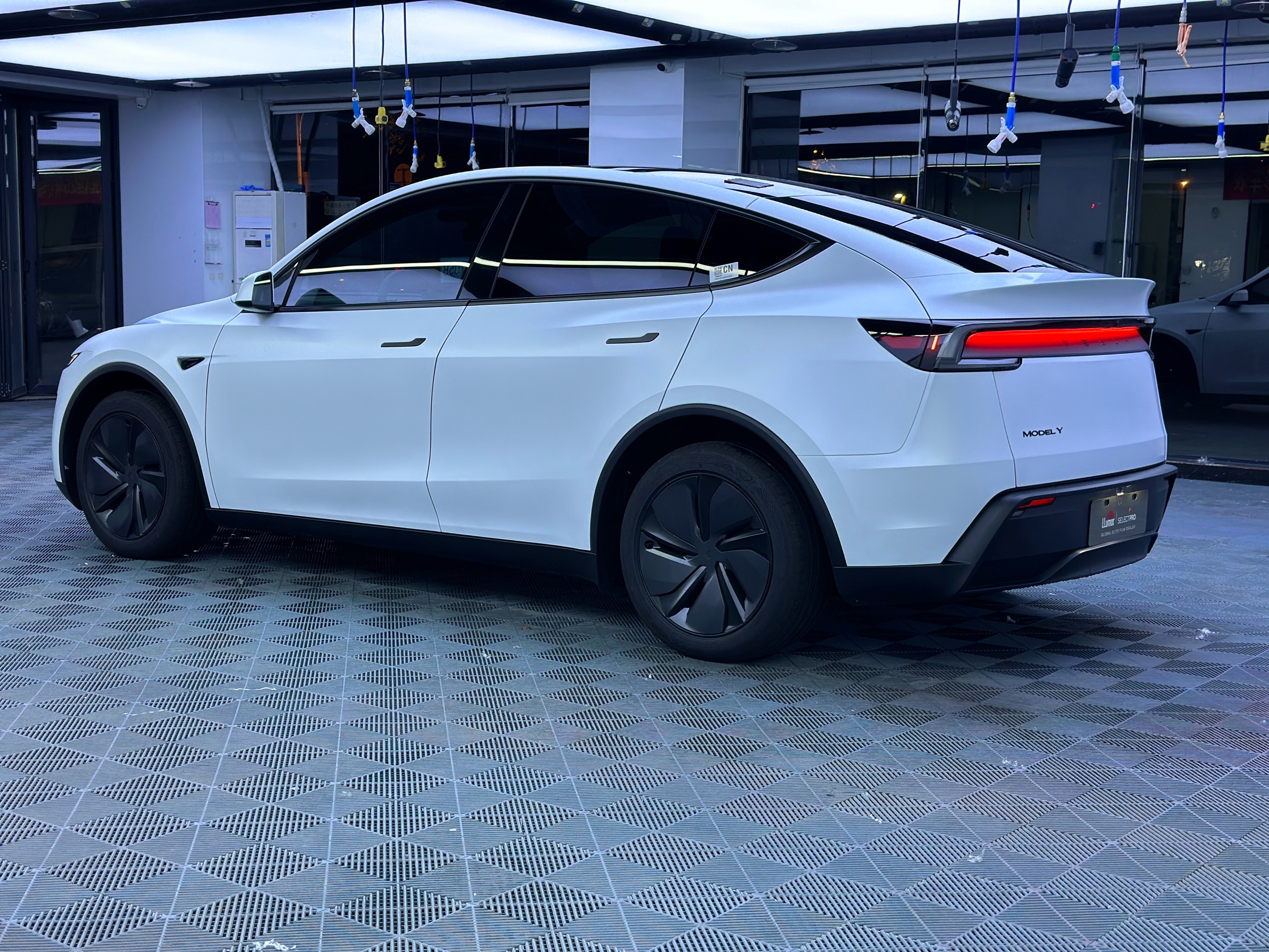 【国际快讯】特斯拉在欧洲推出平价版Model 3车型；大众计划未来五年投资1,860亿美元