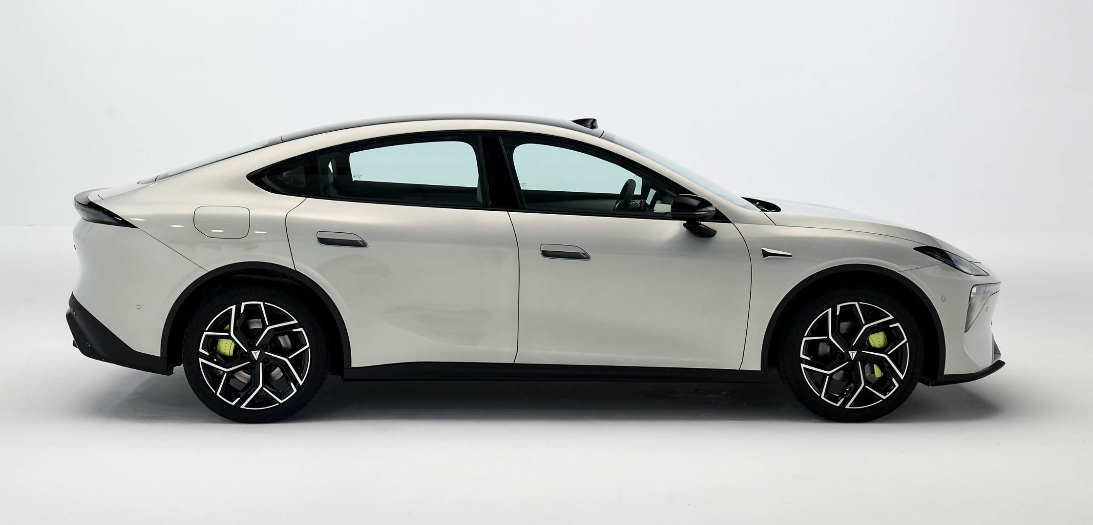 定义15万级纯电驾控新标准，“公路磁悬浮”深蓝L06正式上市，售价13.29万元起