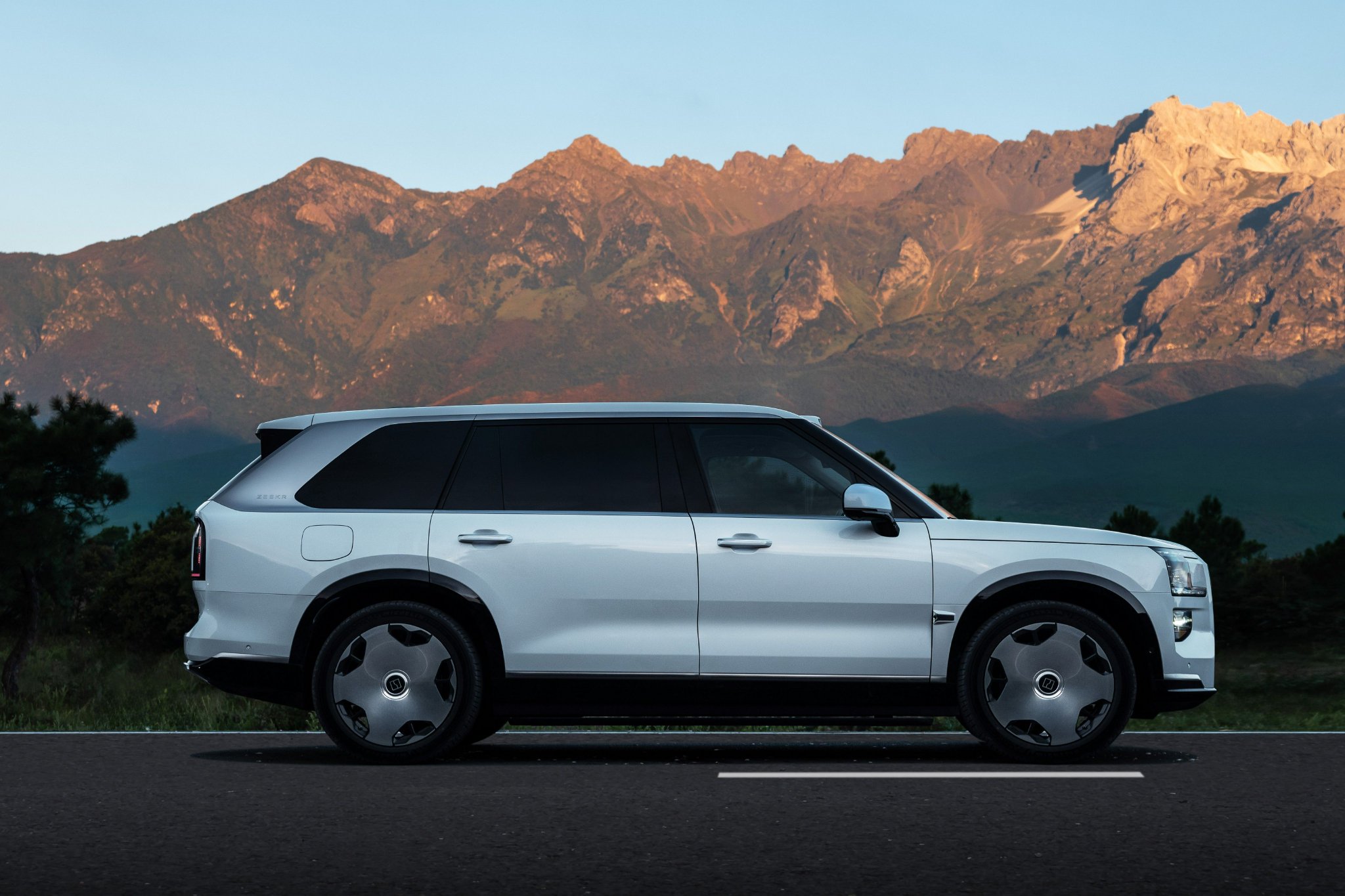 极氪8X外观设计官方解读：一体式直瀑格栅