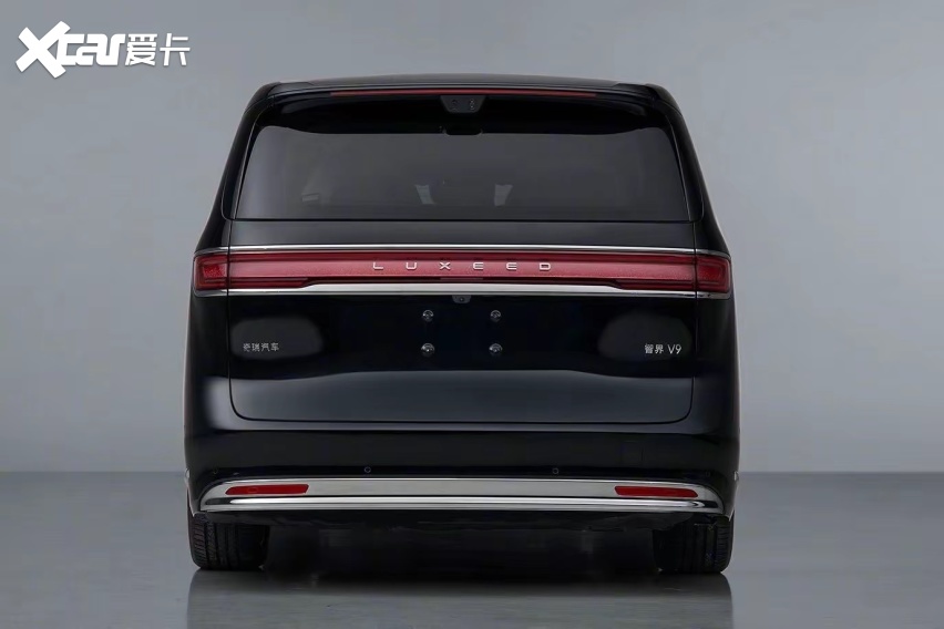 赵长江晒与智界V9合照