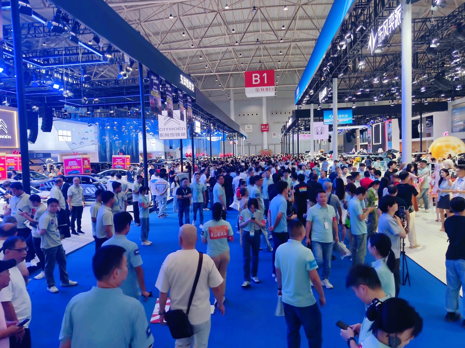 比起底特律车展本身，摇摆的政策与缺席的电动车更受关注