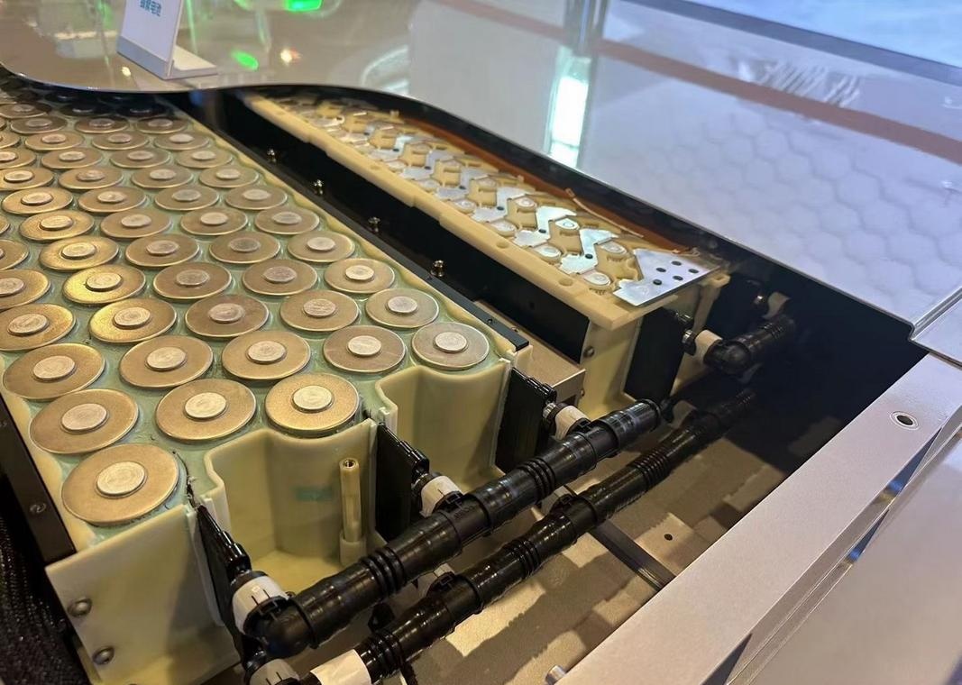中国一汽富锂锰固液电池行业首发装车,能量密度突破500Wh/kg