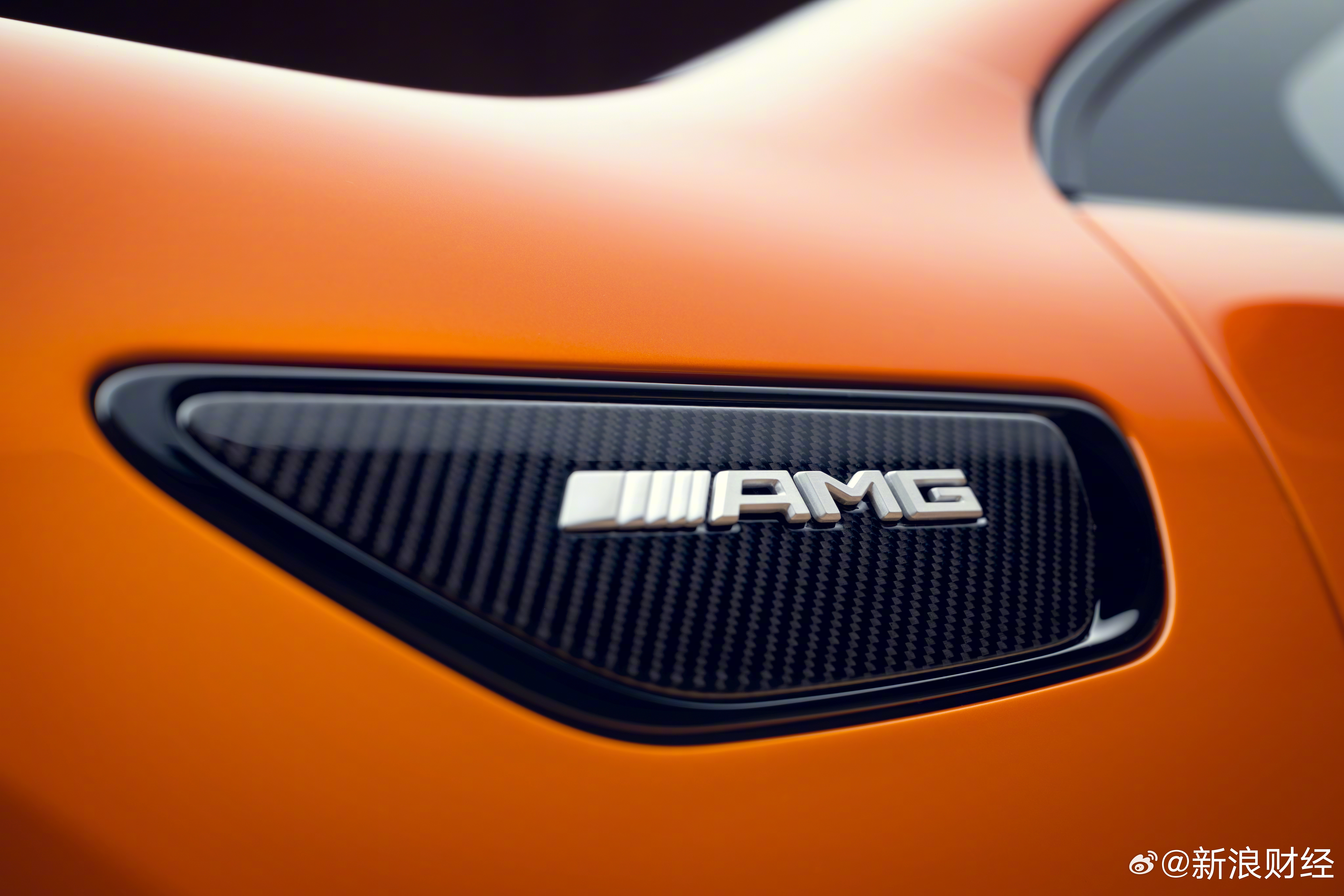 梅赛德斯-奔驰联合非夕科技推出汽车自动充电新范式