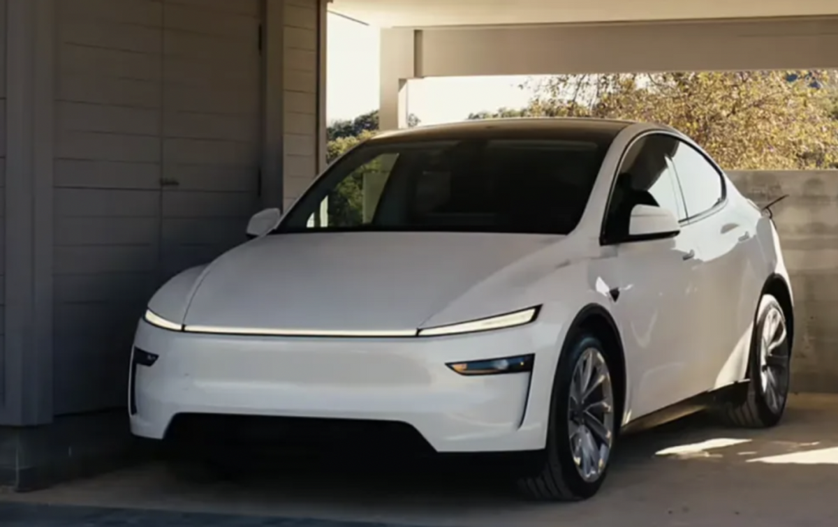 特斯拉Cybercab为何“返祖”装舵?说好的无方向盘呢?