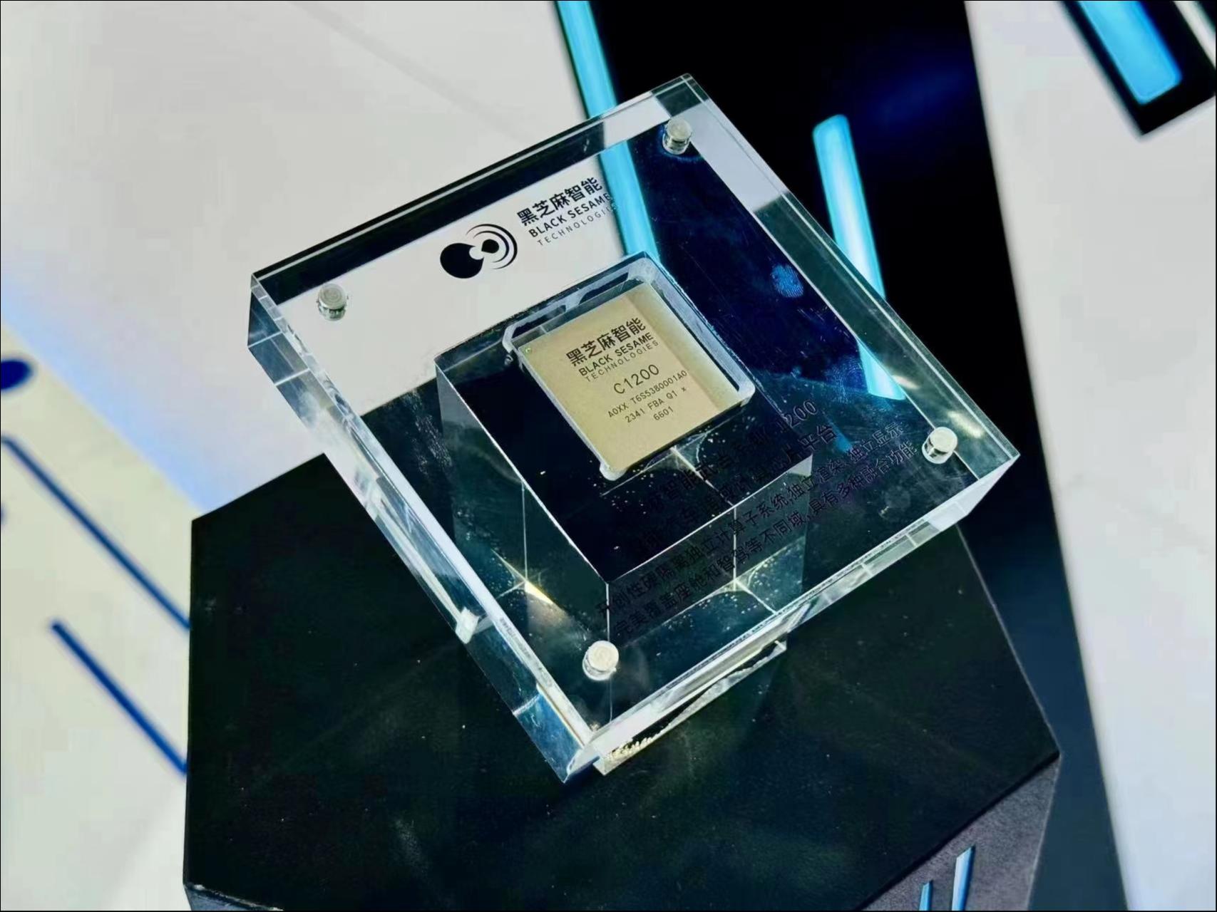 座舱+智驾“双料冠军”,启动赴港IPO