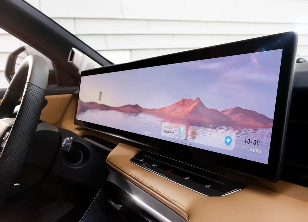 荣威发布与火山引擎深度合作的战略成果：全球首个AI原生汽车序列“家越”